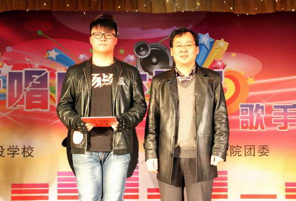 20161207030028795.jpg 調整大小 張衛東院長給獲得一等獎的選手頒獎.jpg