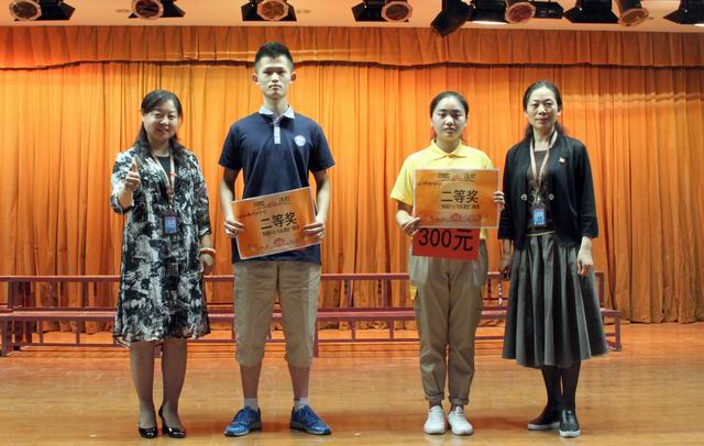 調整大小 11、蘇曉紅主任和張榮霞主任給獲得二等獎的代表隊頒獎.jpg